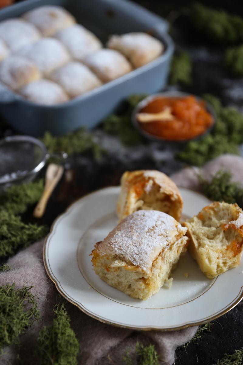 Rezeptbild: BUCHTELN GEFÜLLT MIT EINER FRUCHTIGEN OSTERKONFITÜRE
