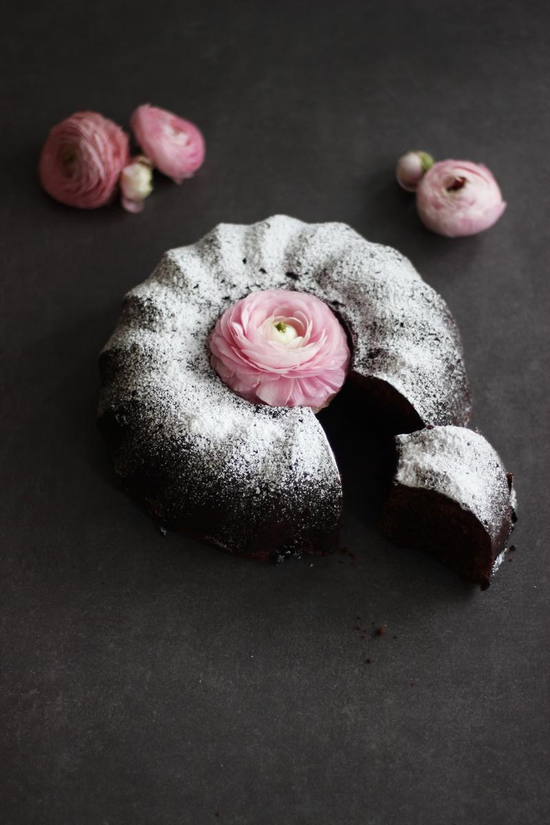 Rezeptbild: Gin-Schokoladen-Gugelhupf mit Brombeeren