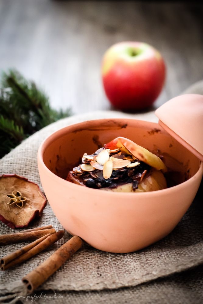 Rezeptbild: Bratapfel mit Blaubeeren und gerösteten Mandeln