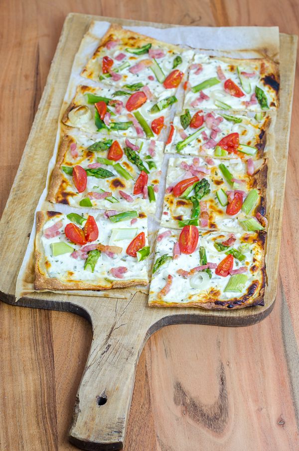Rezeptbild: grüner Spargel Flammkuchen mit Speckstreifen und Cherry Tomaten 