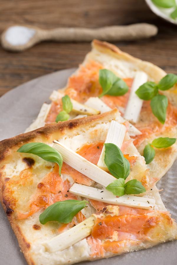 Rezeptbild: Spargel-Lachs-Flammkuchen