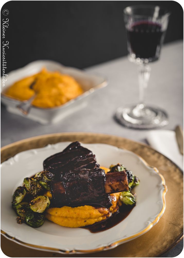 Rezeptbild: Geschmorte Short Ribs mit Kürbis-Kartoffelpüree und geröstetem Rosenkohl