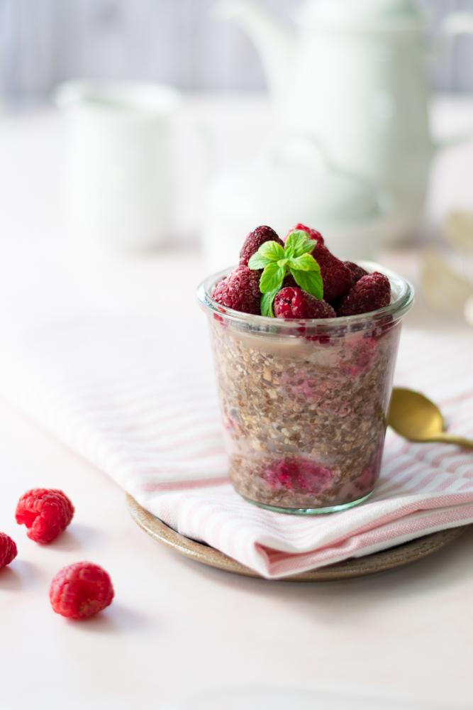 Rezeptbild: Schoko Overnight Oats mit Chia und Himbeeren