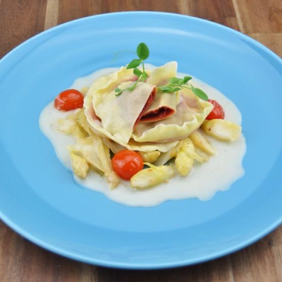 Rezeptbild: Rote Bete Ravioli auf Spargel-Fenchel-Gemüse