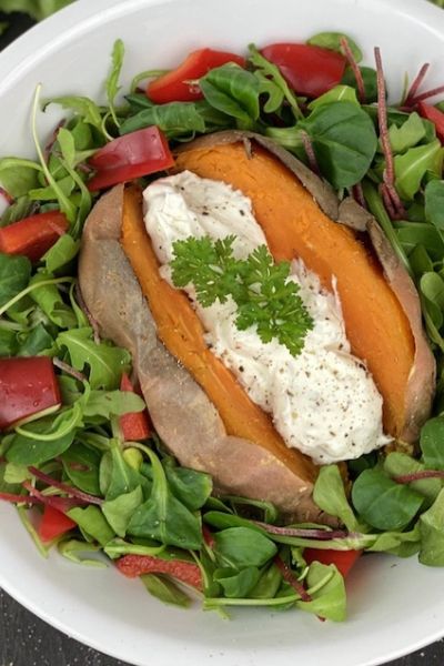 Rezeptbild: Gebackene Süßkartoffel mit Honig-Zitronen Dip – Vegetarisches Süßkartoffel Rezept