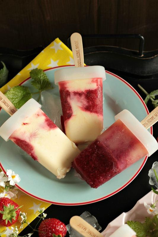 Rezeptbild:  Kiba Eis und Vanille Frozen Joghurt mit Erdbeer-Minz Swirl.