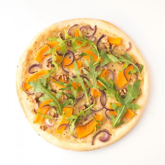 Rezeptbild: herbstliche Kürbis-Pizza mit Walnüssen
