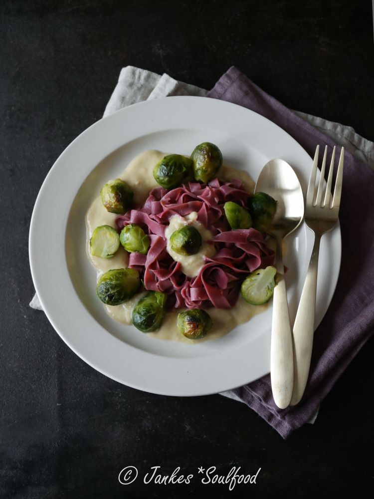 Rezeptbild: Pasta mit Hummus-Sauce und Rosenkohl