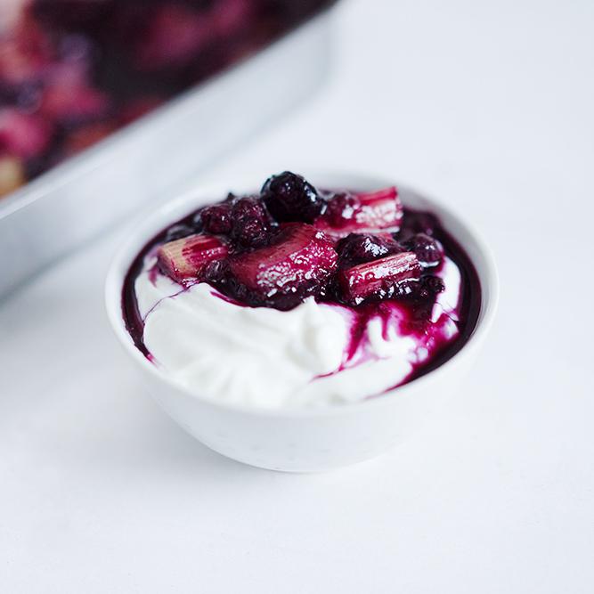 Rezeptbild: Rhabarber-Heidelbeer-Kompott aus dem Ofen mit Vanillequark