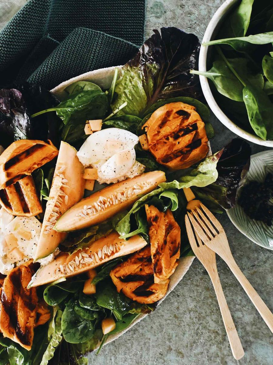 Rezeptbild: LEICHTER SOMMERSALAT MIT GEGRILLTER SÜSSKARTOFFEL, BURRATA, SPINAT & MELONE