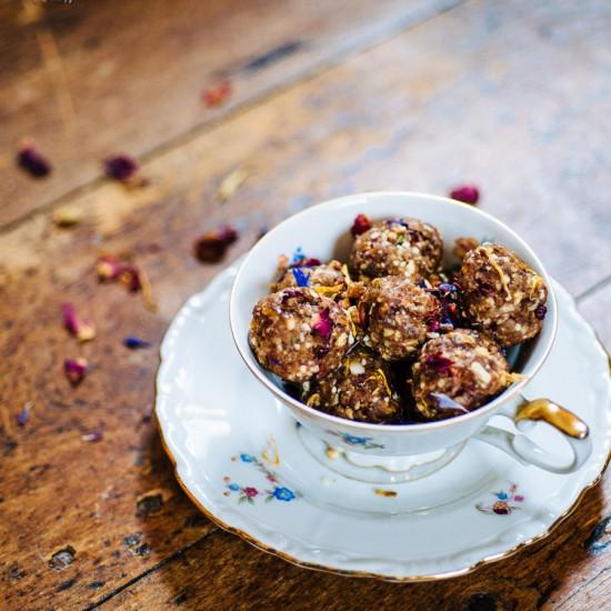 Rezeptbild: blumige Energiekugeln