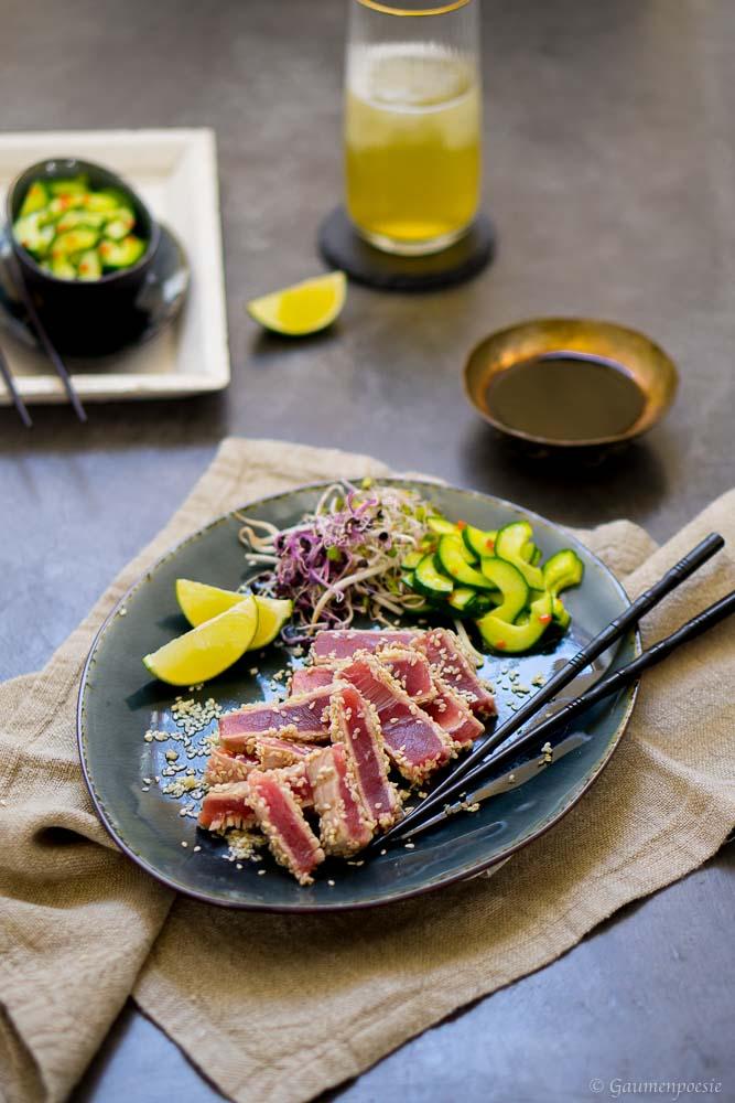 Rezeptbild: Gegrillter Sesam-Thunfisch mit asiatischem Gurkensalat
