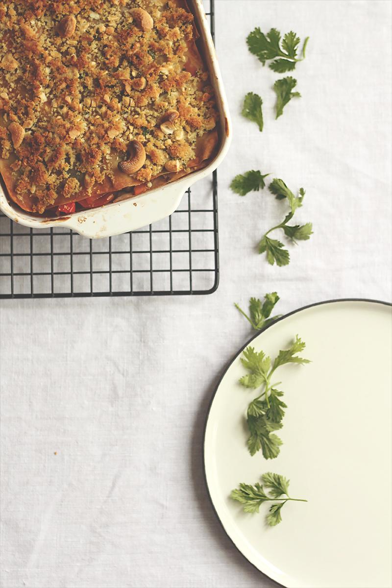 Rezeptbild: Vegane Lasagne mit Thai-Gemüse und Cashew-Knusper