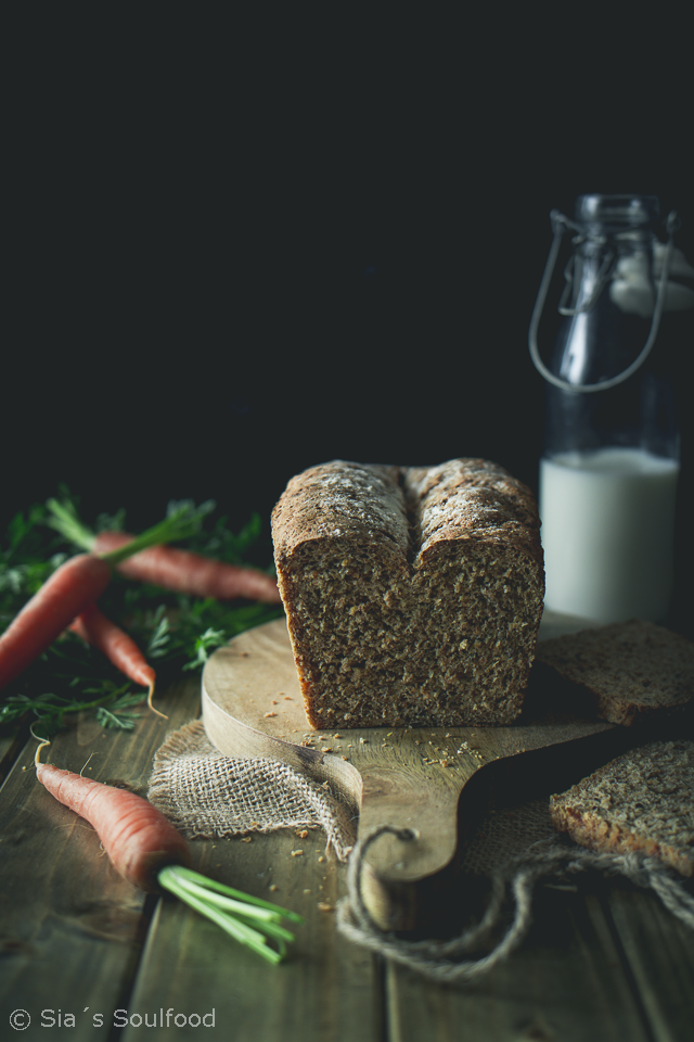 Rezeptbild: Frühlings-Vollkornbrot mit Möhren und Samen
