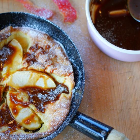 Rezeptbild: Dutch Baby mit Apfel und Karamellsirup
