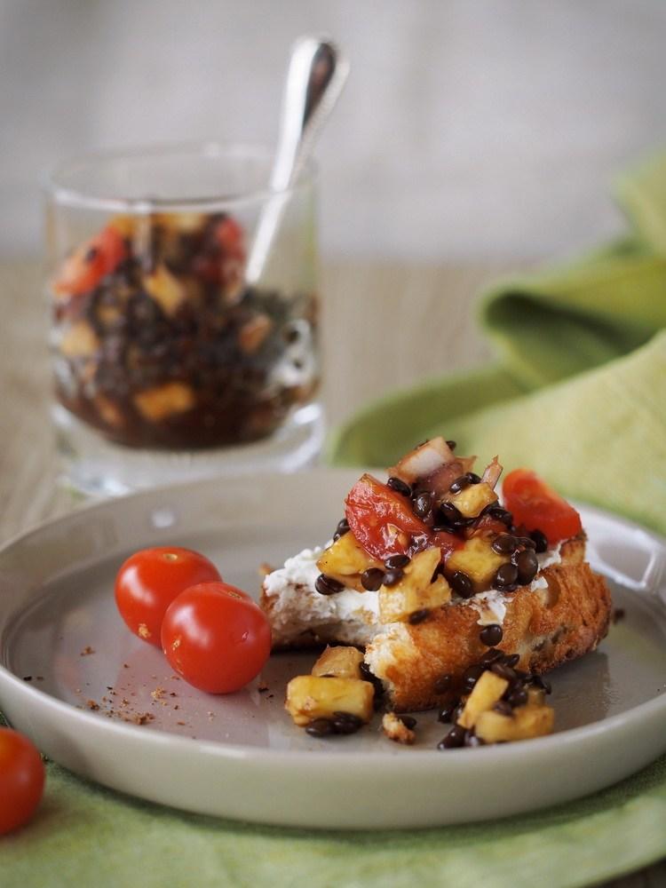 Rezeptbild: Belugalinsen-Salat mit Ananas und Tomate