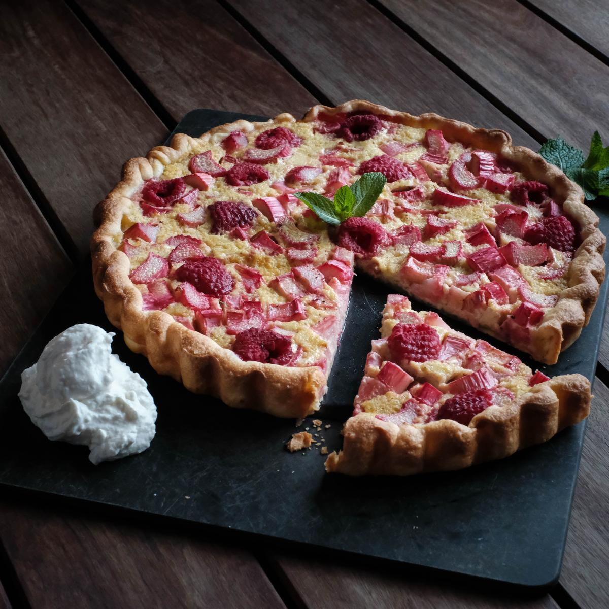 Rezeptbild:  RHABARBER HIMBEER TARTE MIT KOKOSSCHAUM