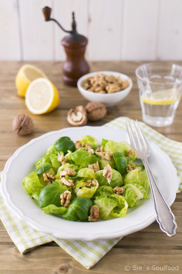 Rezeptbild: Rosenkohlsalat mit Walnüssen und Zitronen-Vinaigrette 