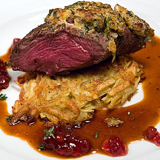 Rezeptbild: Hirschkalbsrücken mit Pilzbutter, Orangen-Rösti und Gewürzjus
