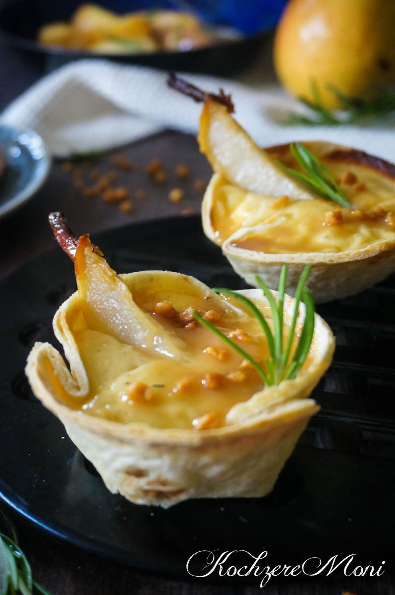 Rezeptbild: Cheesecake Tortilla Törtchen mit karamellisierter Willimas Christ Birne