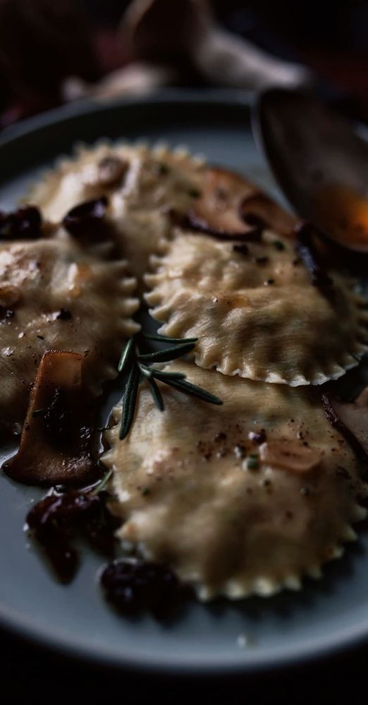 Rezeptbild: Hausgemachte Pilz-Ravioli mit Ricotta – einfaches Rezept mit aromatischer Kräuterbutter