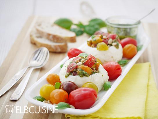 Rezeptbild: Mozzarella mal anders – köstlich gefüllt mit farbigen Tomaten und grünem Pesto