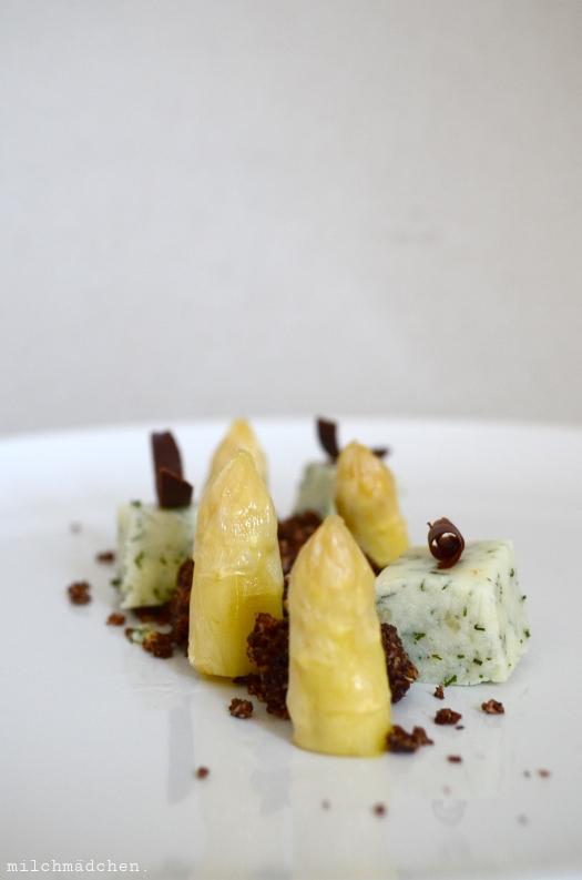 Rezeptbild: Holunderblütenspargel zu Buchweizenerde und Milchcreme mit Dill