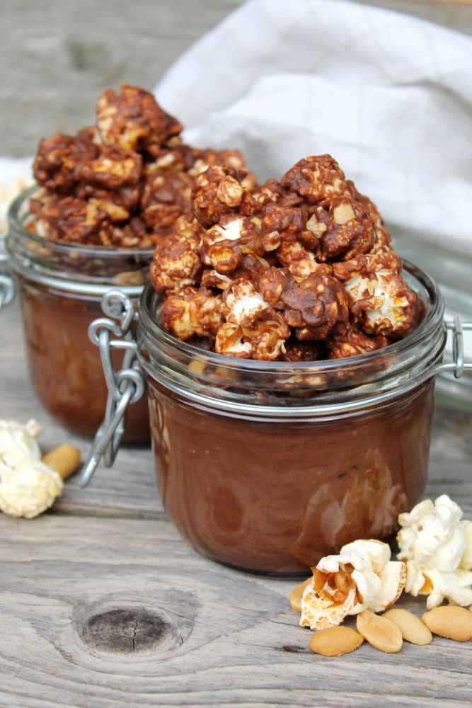 Rezeptbild: Schoko-Erdnuss-Creme mit Schokopopcorn
