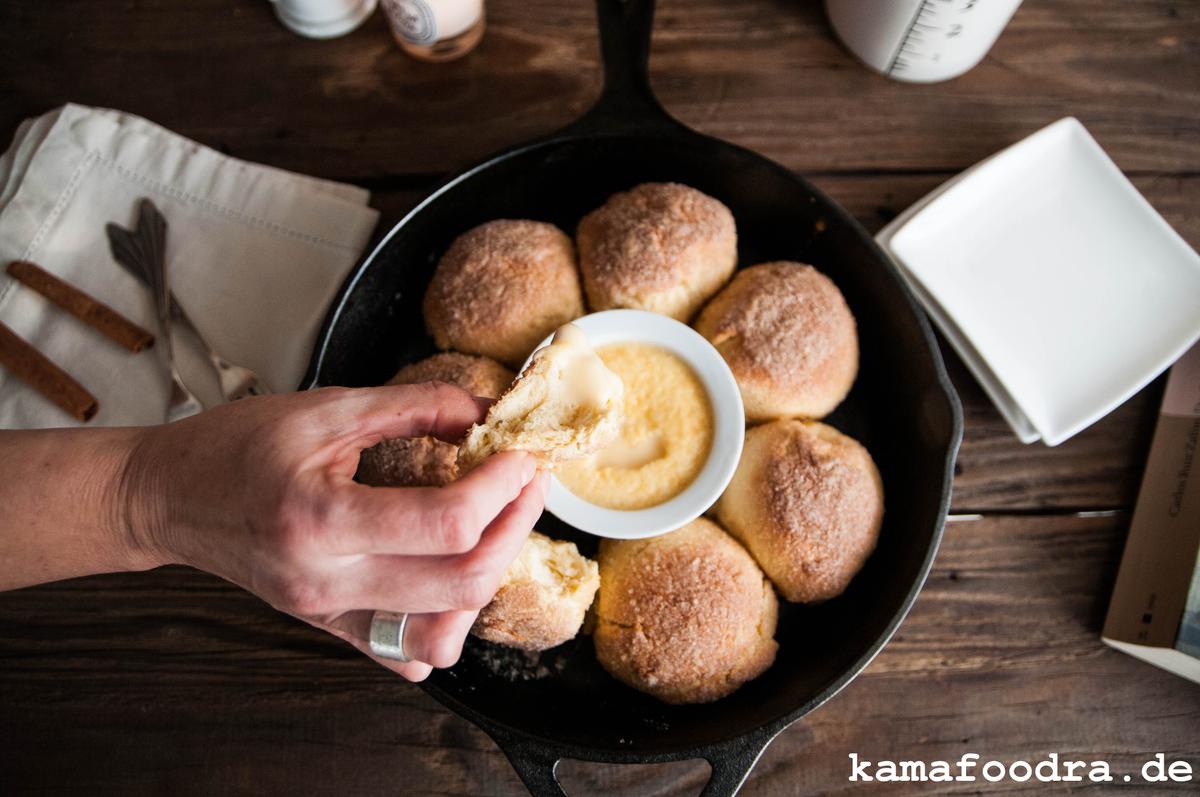 Rezeptbild: Fluffige Zimtbrötchen mit warmem Cheesecake-Vanille Dip