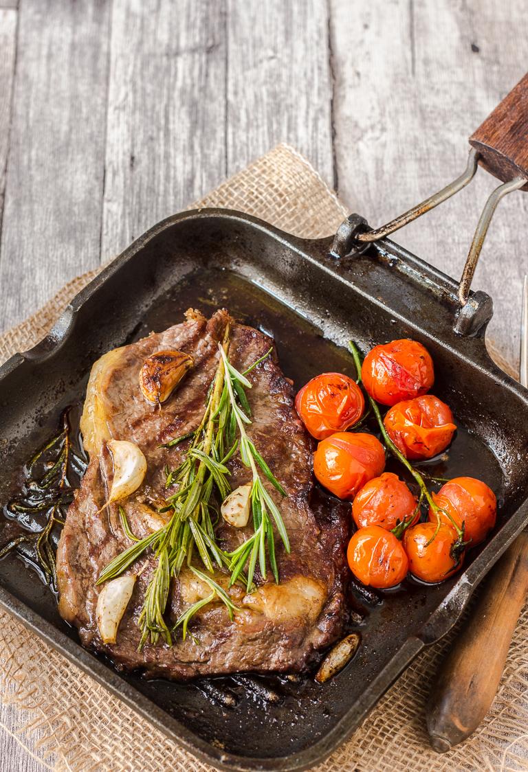 Rezeptbild: Rib-Eye Steak mit geschmorten Tomaten 