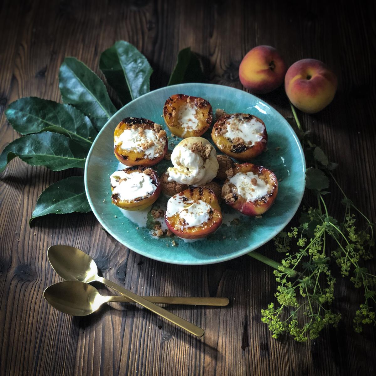 Rezeptbild: BBQ PFIRSICHE MIT VANILLE-EISCREME UND AMARETTI-CRUNCH