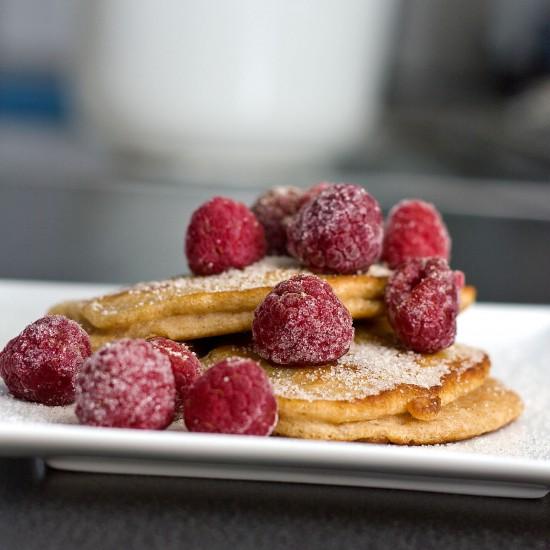 Rezeptbild: Pancakes (mit Joghurt und Himbeeren)