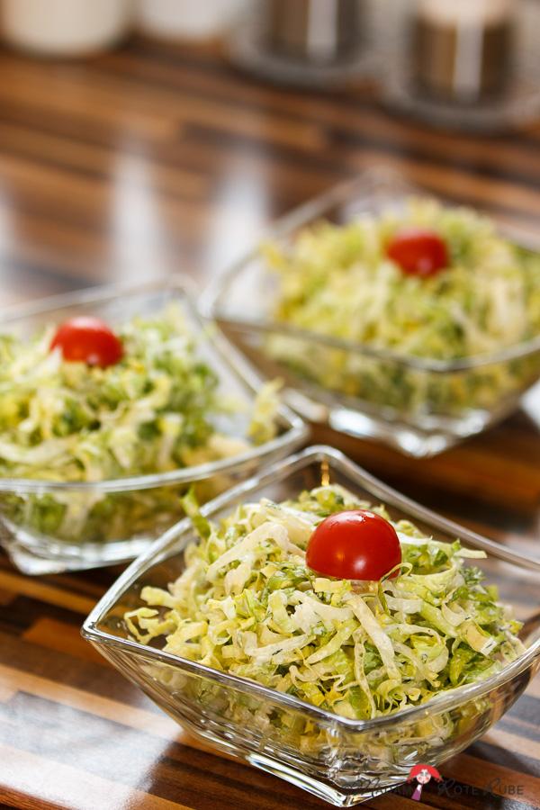 Rezeptbild: Klassischer Endiviensalat mit saure Sahne - Vinaigrette und leichter Knoblauchnote