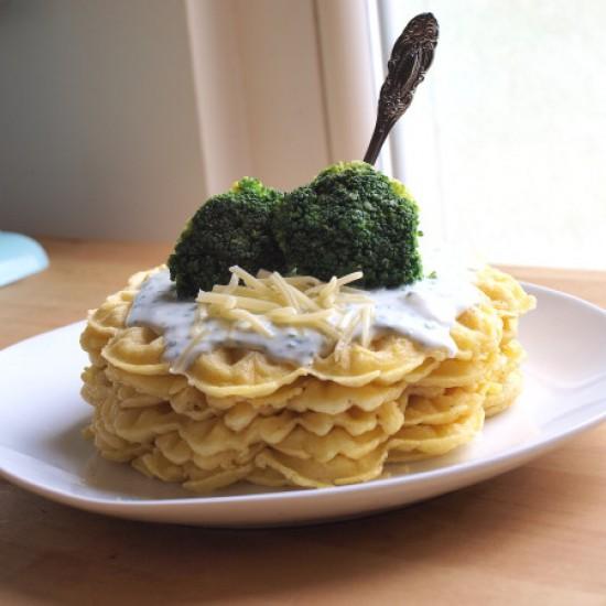 Rezeptbild: Käsewaffeln mit Brokkoli und Dip