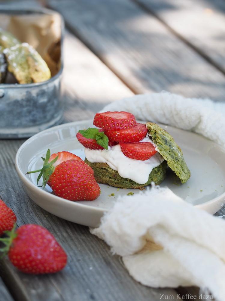 Rezeptbild: Matcha-Scones mit Erdbeeren