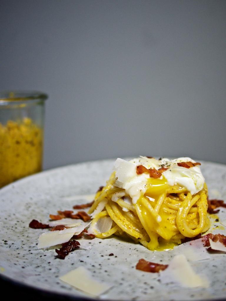 Rezeptbild: Spaghetti mit Karottenpesto, Bacon und pochiertem Ei
