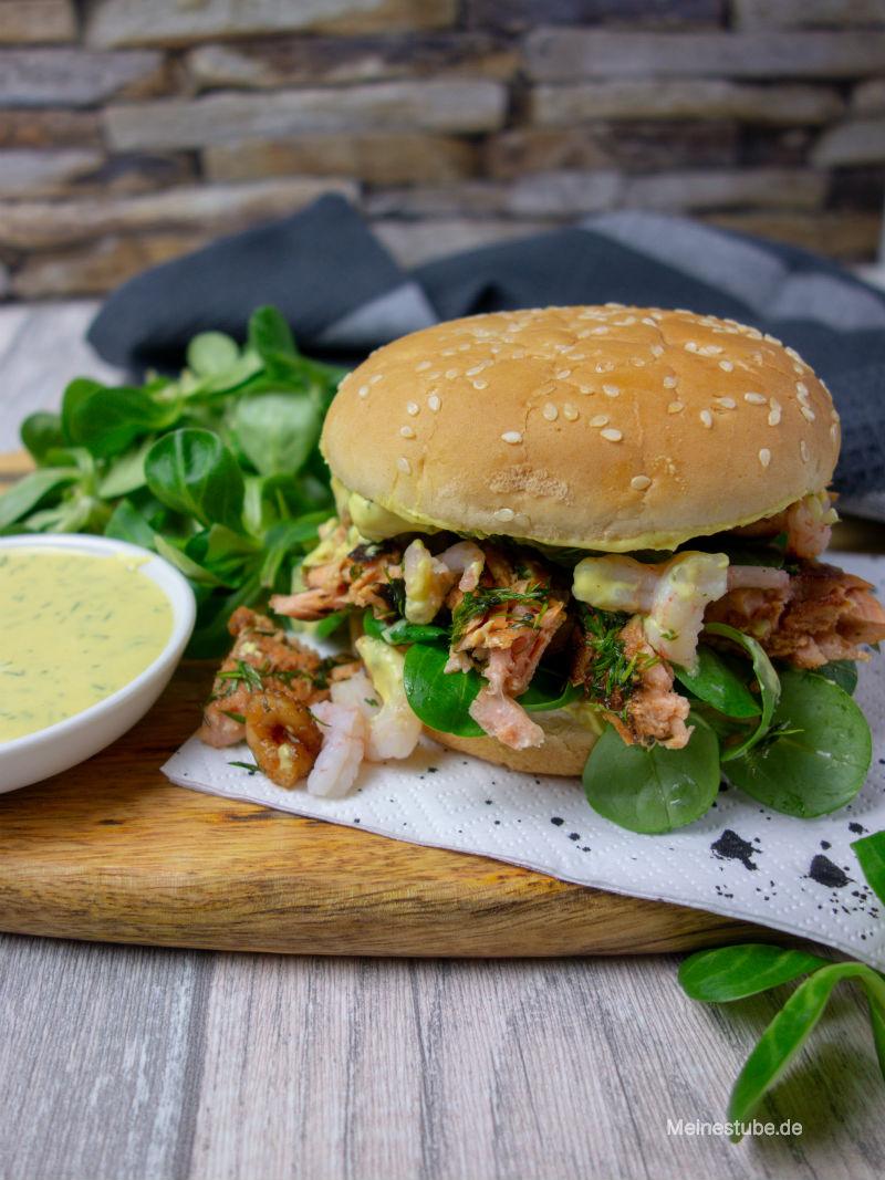 Rezeptbild: Pulled Lachs Burger mit leckerer Honig Senf Sauce und Krabben