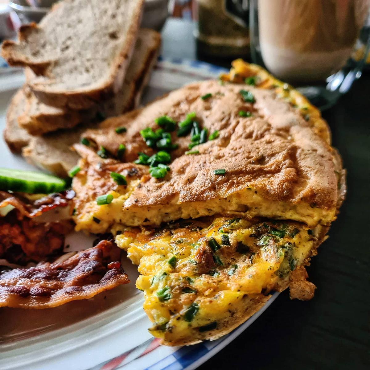 Rezeptbild: Fluffiges Omelett mit Cheddar und viel Schnittlauch! ??