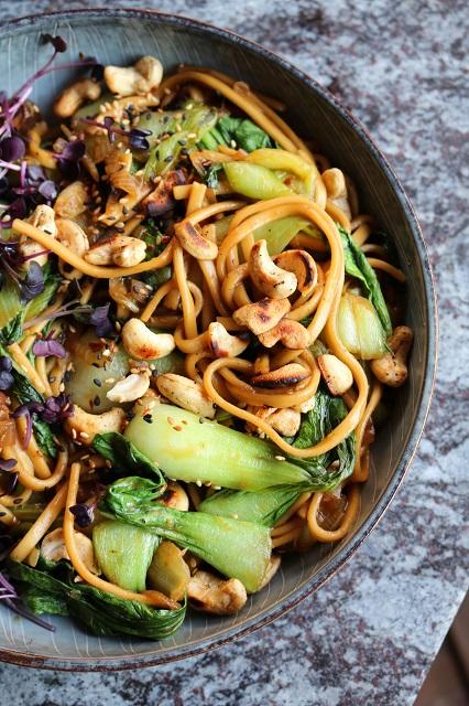 Rezeptbild: Pak Choi-Udon-Bowl mit marinierten Pilzen