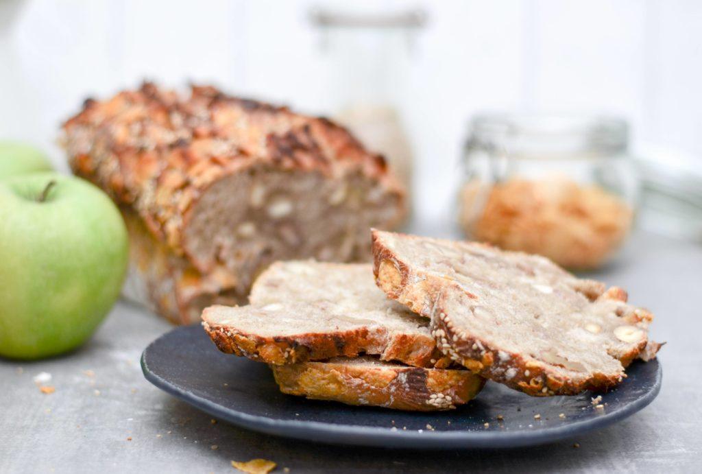 Rezeptbild: Apfelbrotrezept mit Nüssen und Cronflakeskruste