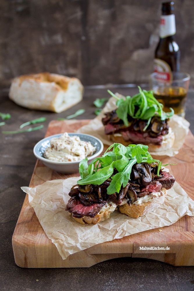 Rezeptbild: Steaksandwich mit Champignons & Portweinbutter