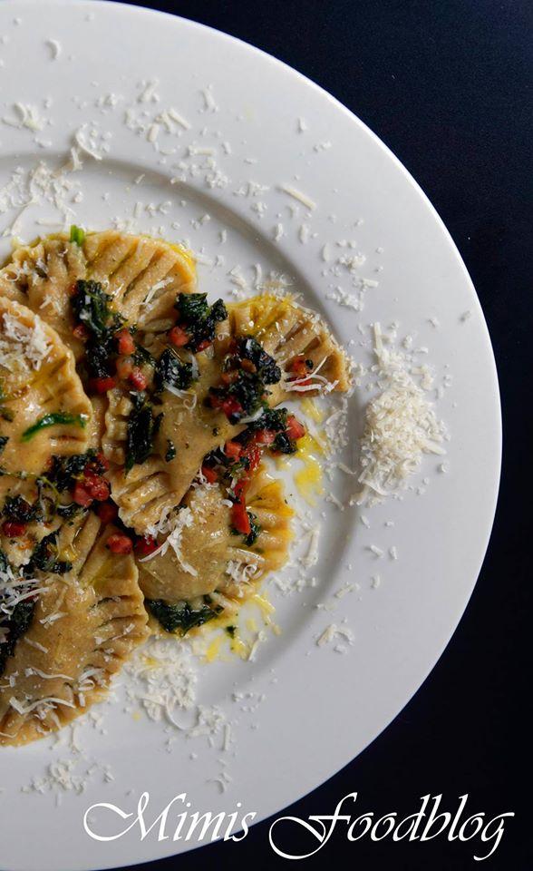 Rezeptbild: Roggen-Hartweizengries-Kürbiskernöl Ravioli mit Spinatfüllung