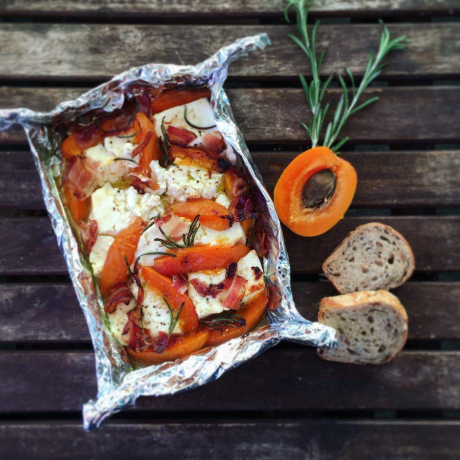 Rezeptbild: BBQ FETA MIT APRIKOSEN, SPECK, ROSMARIN UND HONIG