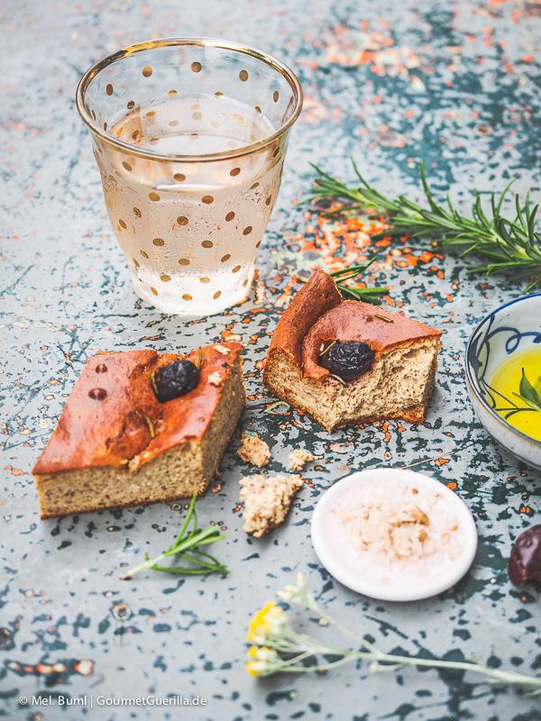Rezeptbild: Mediterranes Slow Carb Focaccia mit Oliven und Rosmarin