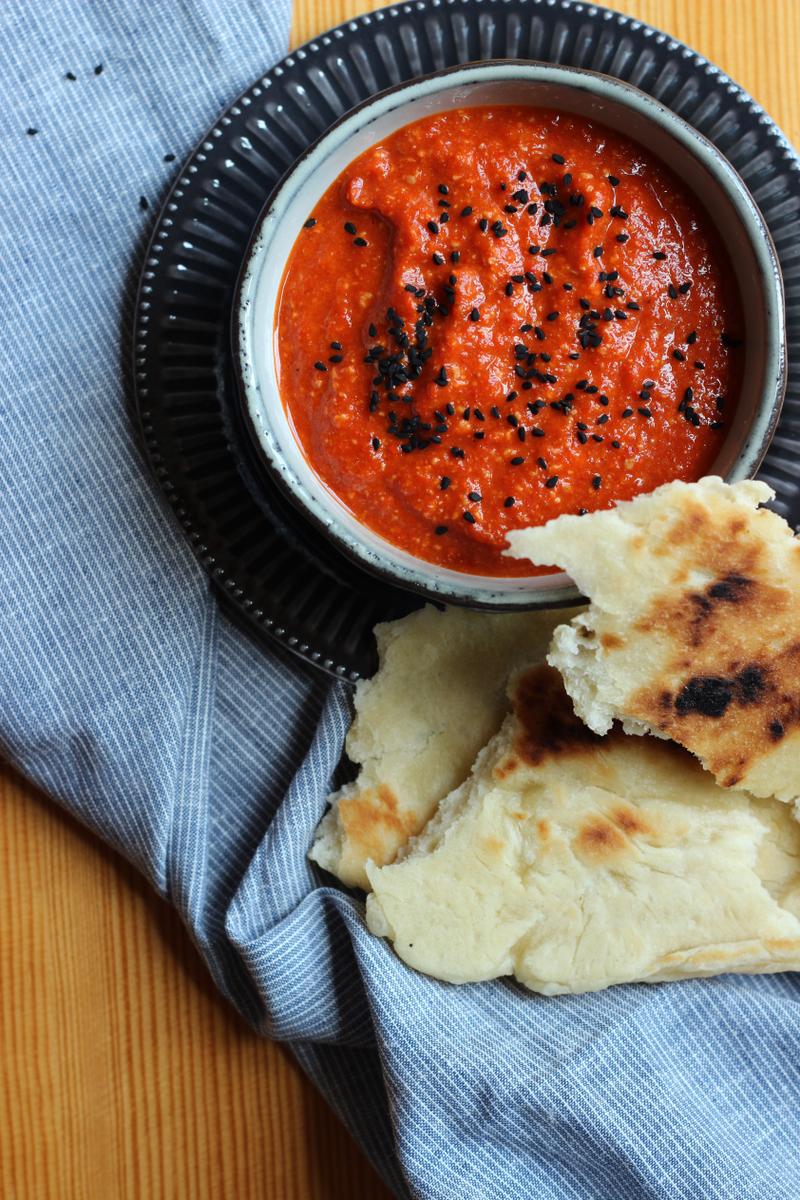 Rezeptbild: Muhammara und Naan vom Grill