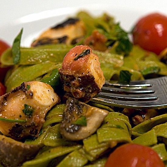 Rezeptbild: Grüne Tagliatelle mit Oktopus, Champignons und Tomaten