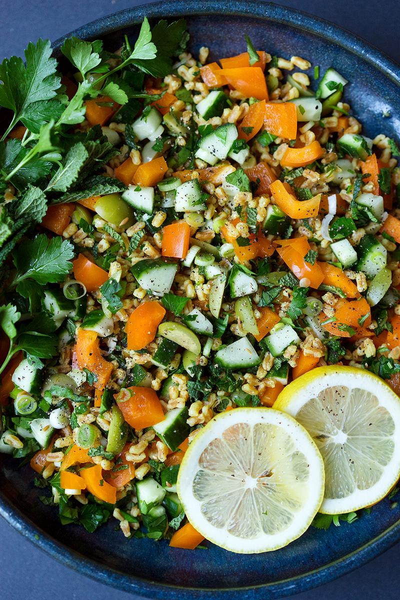 Rezeptbild: Dinkelsalat mit grünen Oliven, Gurke, Paprika, Petersilie, Minze und Safran