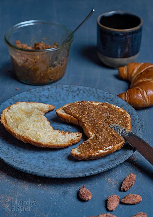 Rezeptbild: Brotaufstrich mit gebrannten Mandeln