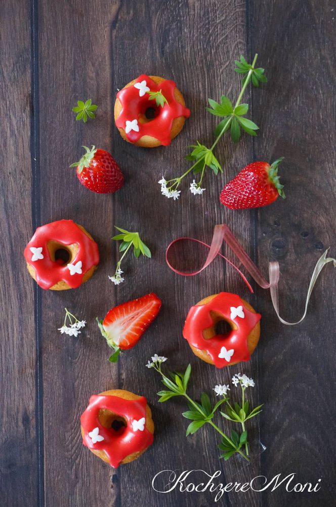 Rezeptbild: Rhabarber Joghurt Donuts mit Erdbeerglasur