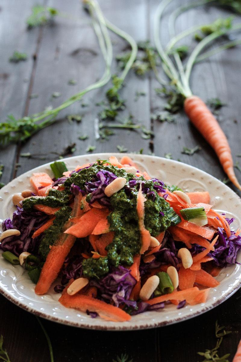 Rezeptbild: Karotten-Rotkohl-Salat mit Karottengrün-Dressing